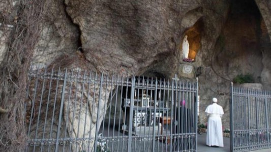 Sabato 30 maggio Rosario dalla Grotta di Lourdes, nei Giardini Vaticani con Papa Francesco