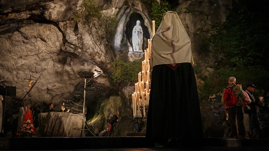 Dopo due anni la Grotta di Lourdes accoglie i fedeli