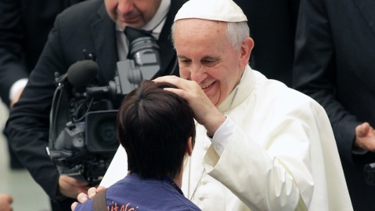 Papa Francesco dimesso dal Policlinico Gemelli di Roma: “Sono vivo”