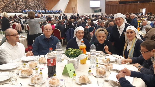 Papa Francesco pranza con i poveri per un indimenticabile momento di amicizia