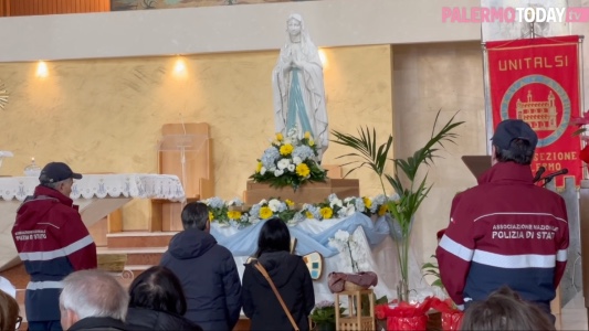Folla di fedeli palermitani per la statua della Madonna di Lourdes