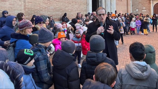 A Siena ’In cammino per la pace’ Un corteo di bambini attraversa la città con l’Arcivescovo