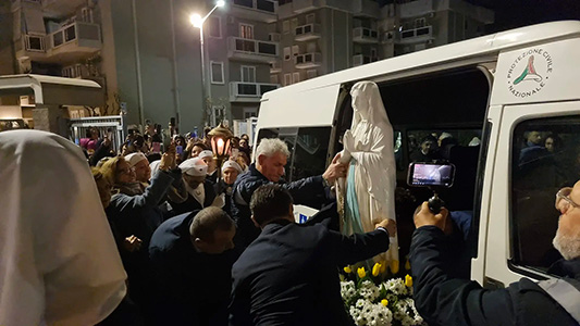 A Trani bagno di folla per l’arrivo della Madonna di Lourdes (video)