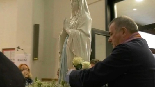 Città di Castello: pellegrini in fila per la Madonna di Lourdes (video)