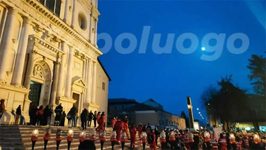 L’Aquila: processione del Venerdì Santo, il Corteo torna ad attraversare Piazza Palazzo