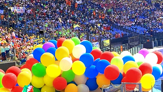 Giornata Mondiale dei Bambini: l’abbraccio dei bambini a Papa Francesco