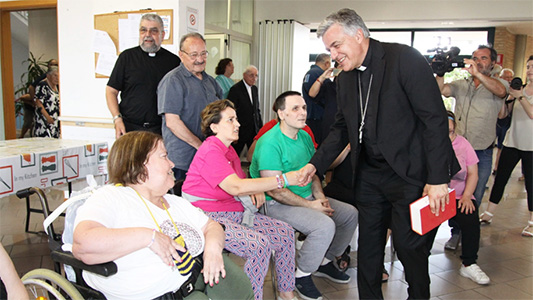 Ascoli, festa per il vescovo. Palmieri abbraccia tutta la diocesi picena: “Ma non dite eccellenza”