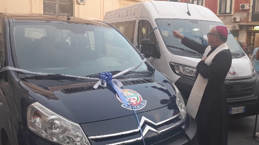 Unitalsi Crotone: Mons Panzetta in piazza Duomo benedice i nuovi pulmini