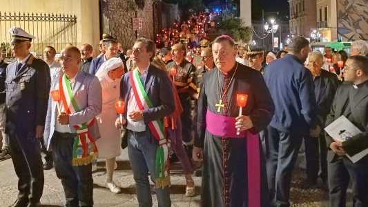 Lacrime, preghiere e fiaccole per gli angeli de “Le Giare”.