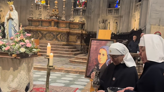 Nel Duomo di Como, tanti fedeli e ammalati davanti alla statua della Madonna di Lourdes