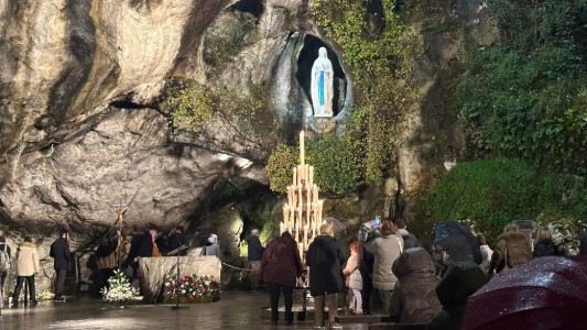 11 febbraio: Qui a Lourdes, qui alla Grotta, come faceva Santa Bernadette (video)