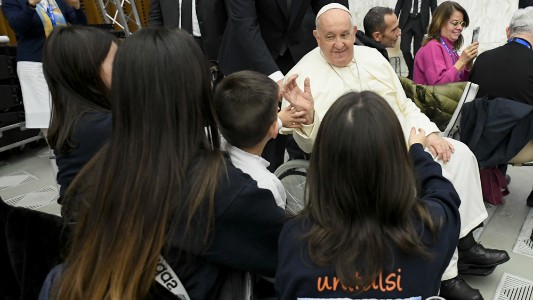Anniversario Papa Francesco: Cei, “nel letto del Gemelli una cattedra solida di unità e di carità”