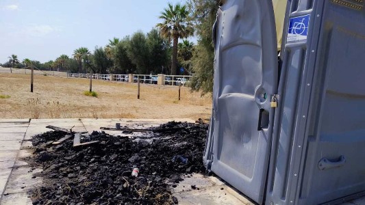 A Barletta incendiata la spiaggetta per disabili. Rabbia del Coordinamento Senza Barriere