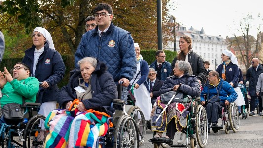 Auguri ai Nonni. Angeli custodi e pilastro delle famiglie