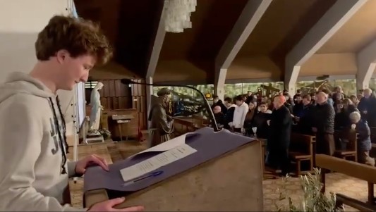 Il Vescovo Cantoni saluta la Via Crucis dei giovani della Diocesi di Como