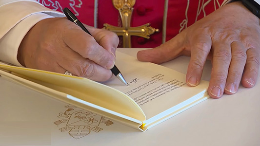 Dalla Spagna Papa Leone: “la comunicazione non è mai neutra. Parole e immagini possono ferire e dividere”