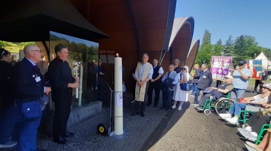 Unitalsi Triveneta: a Lourdes il Vescovo Battocchio accende un cero a nome della Diocesi