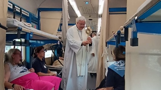 Unitalsi di Treviso: il Vescovo Tomasi in treno con volontari e ammalati (video)